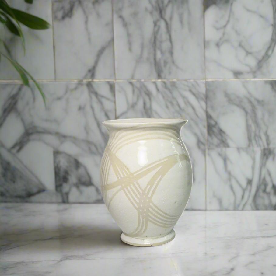 
                      
                        White vases with clear lines
                      
                    